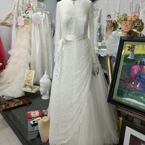 Ivory lace wedding dress